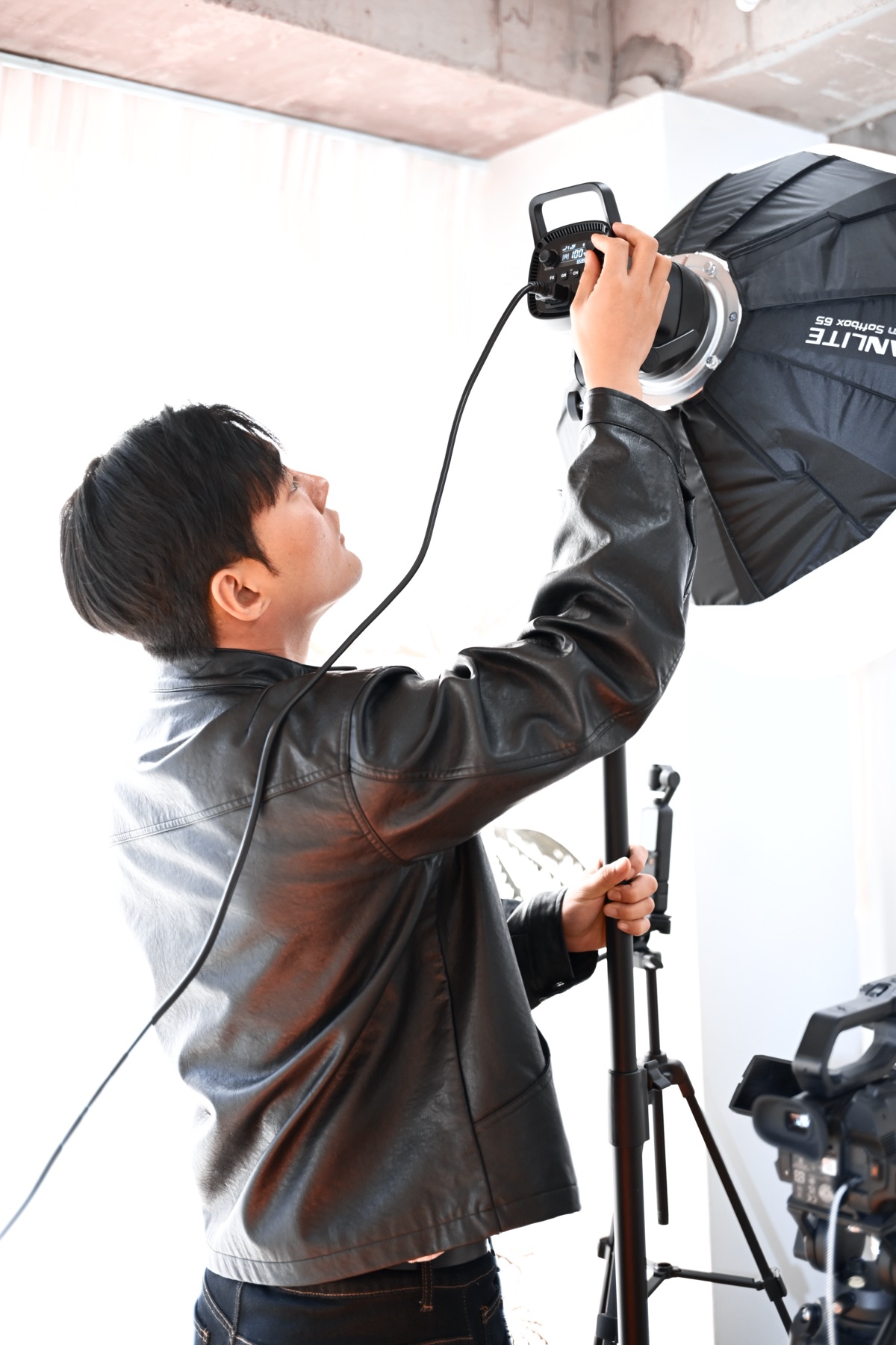 카메라 구도를 확인하는 콘텐츠 전략 책임자 정지한