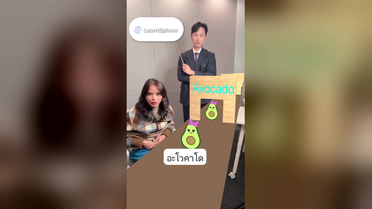 영어 교육 게임형 숏폼 사례 - 의자에 묶인 학습자가 영어 단어를 발음하고 정장 차림 선생님이 지시봉을 든 채 지켜보는 가운데 아보카도 캐릭터가 지나가는 장면